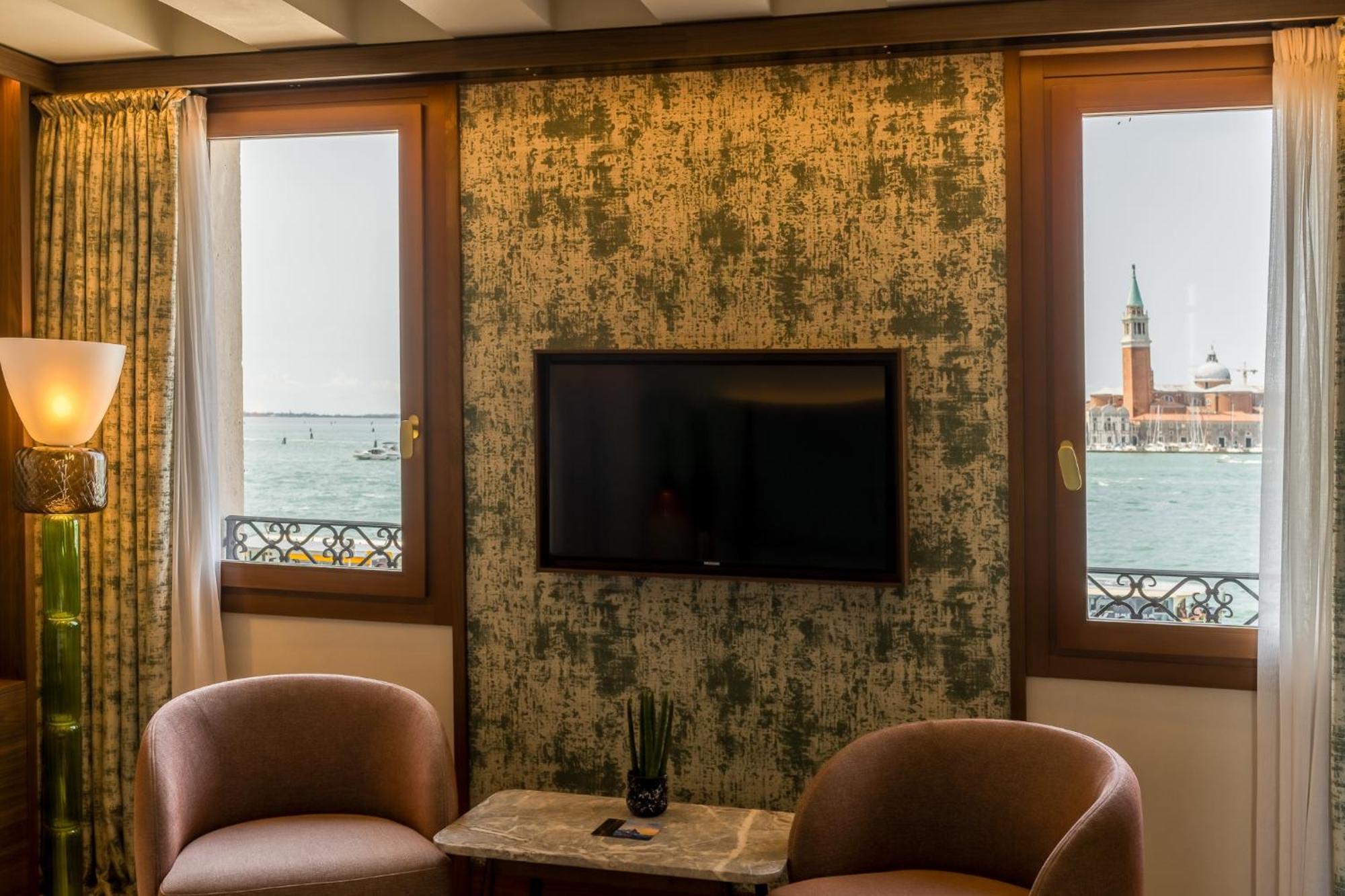 Ca'Di Dio-Small Luxury Hotel 威尼斯 外观 照片 A television set in a hotel room